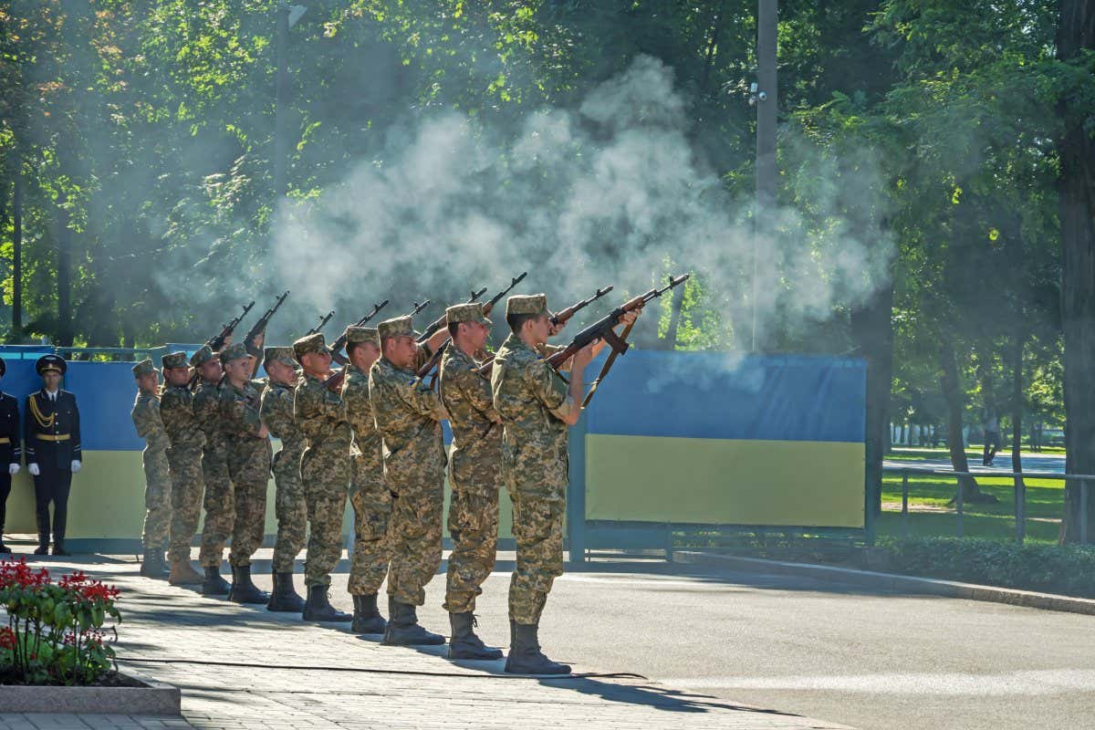 HKC9W5 Dnepropetrovsk, Ukraine - August 23, 2015: Armed forces salute with guns during ceremony of raising Ukrainian national flag