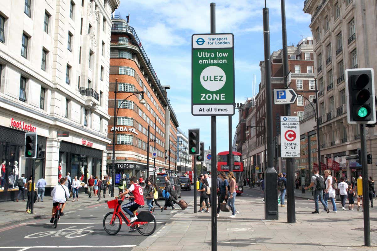 WMXRC9 An Ultra low emission zone (ULEZ) boundary sign at the Marble Arch end of Oxford Street, London.