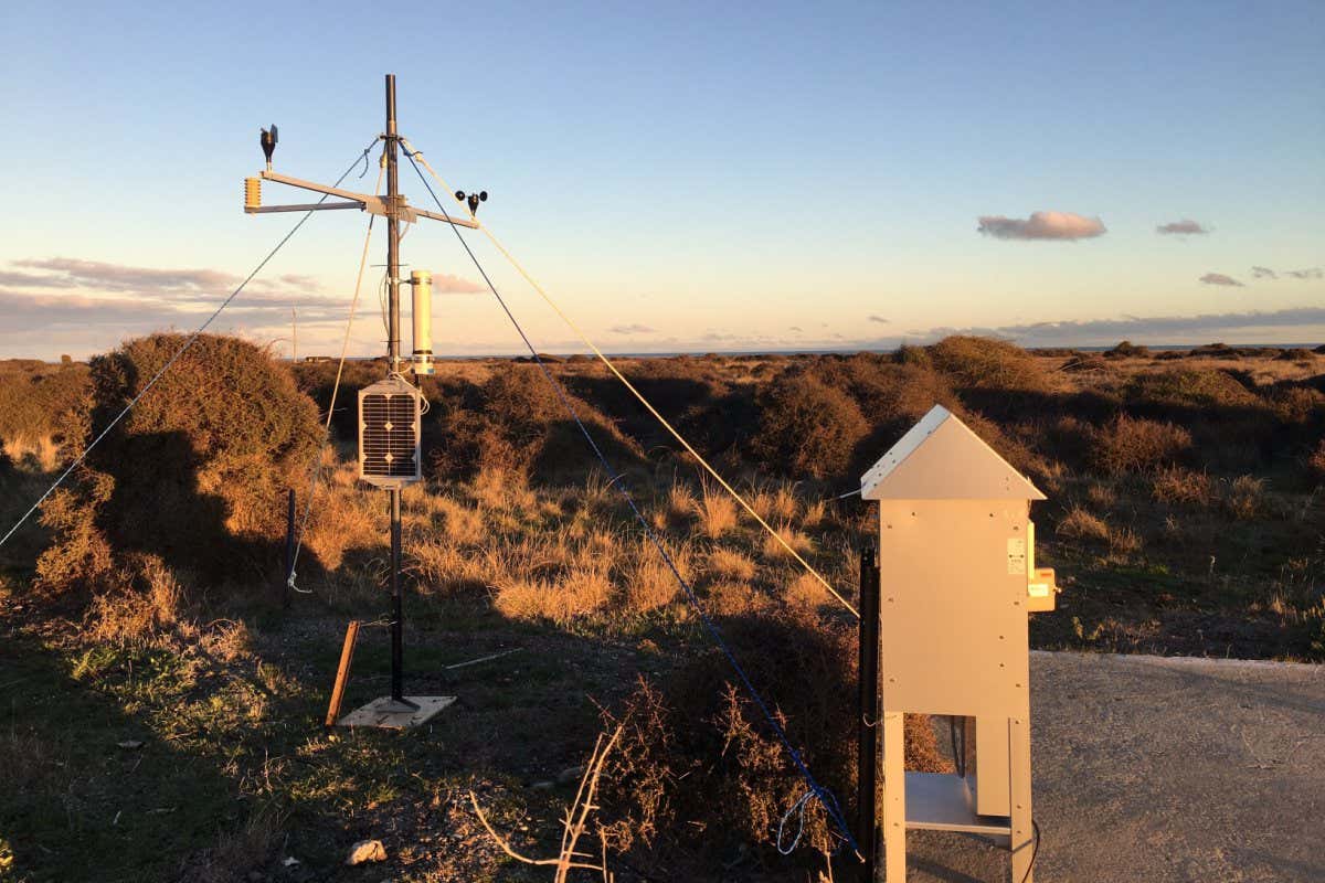 Airborne microplastic sampling station