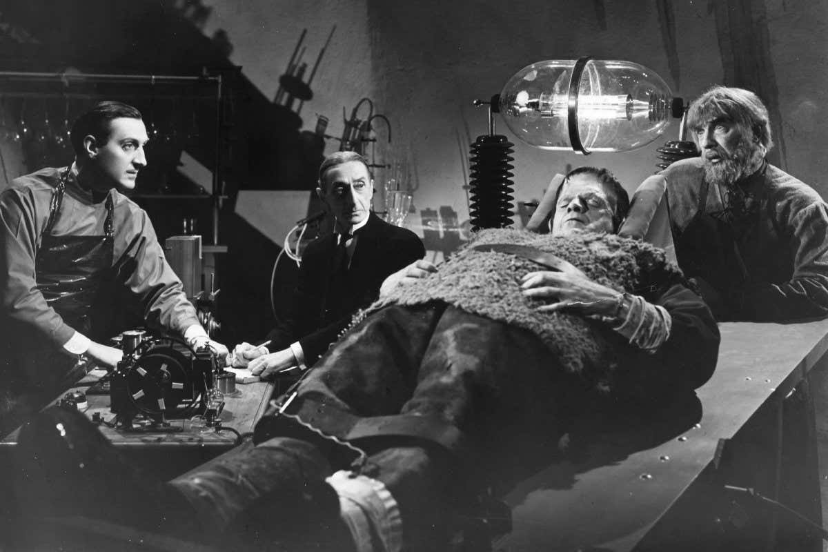 FF7MXH SON OF FRANKENSTEIN, 1939. /nBasil Rathbone as Dr. Frankenstein, Boris Karloff as the Monster, and Bela Lugosi assisting.