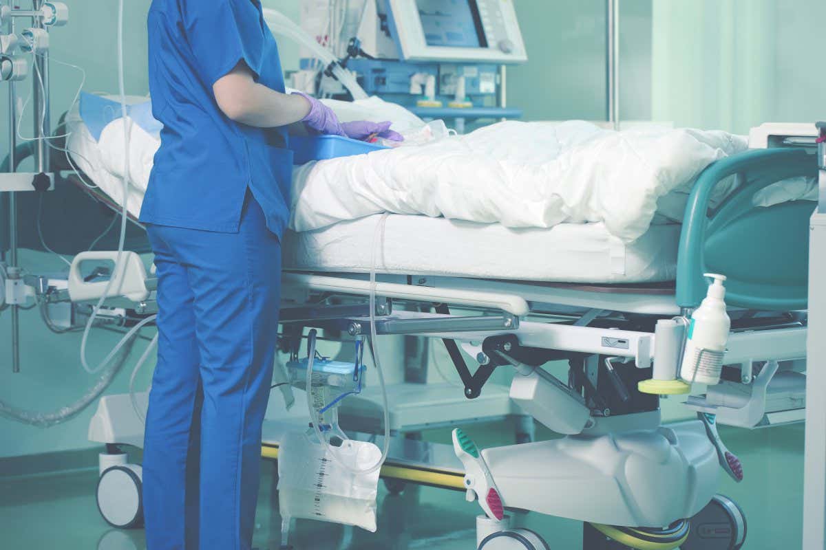 Medical nurse cares about patient in ICU.