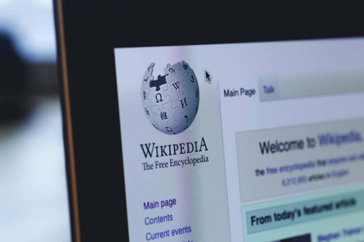 2DWT5M2 Wikipedia logo on a computer screen. Photo used to illustrate news with Wikipedia