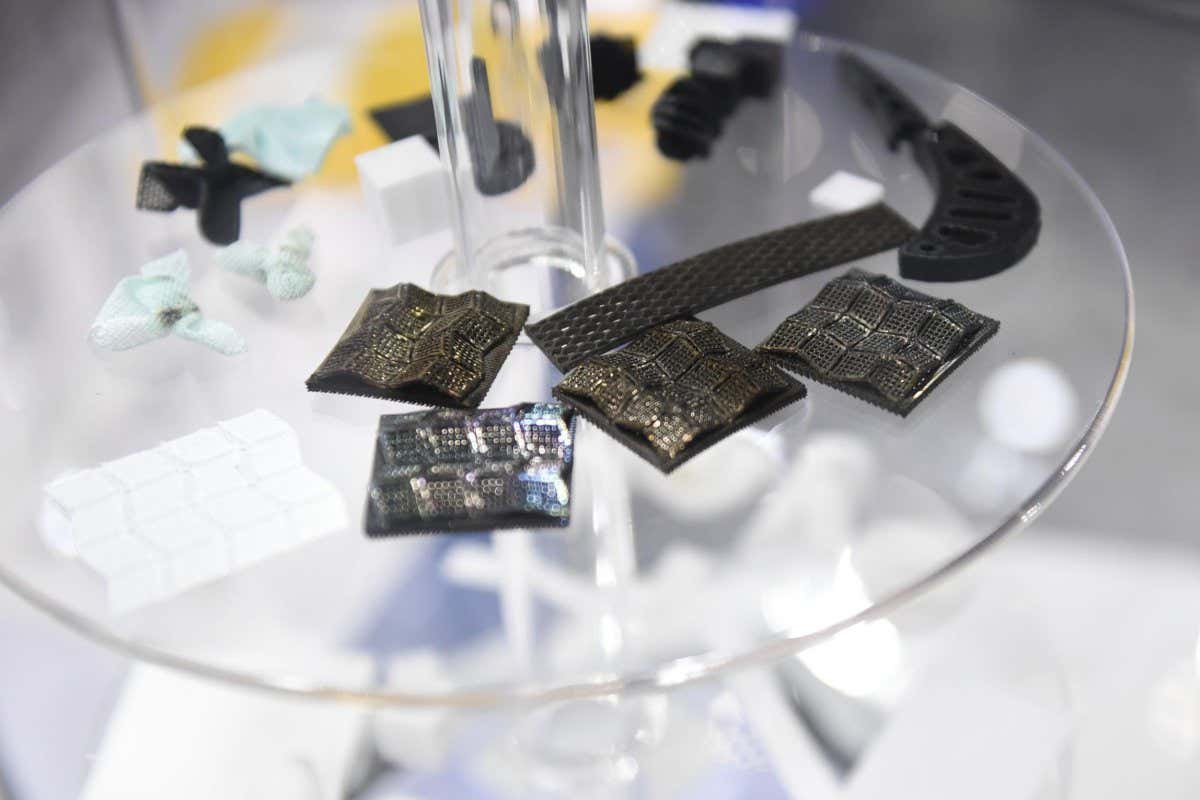 R25AWR Shenzhen, China's Guangdong Province. 16th Nov, 2018. An exhibitor shows f 4D printing works of ceramic samples at the 20th China Hi-Tech Fair (CHTF) in Shenzhen, south China's Guangdong Province, Nov. 16, 2018. Credit: Mao Siqian/Xinhua/Alamy Live News