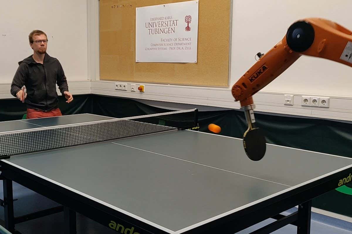robot arm playing table tennis