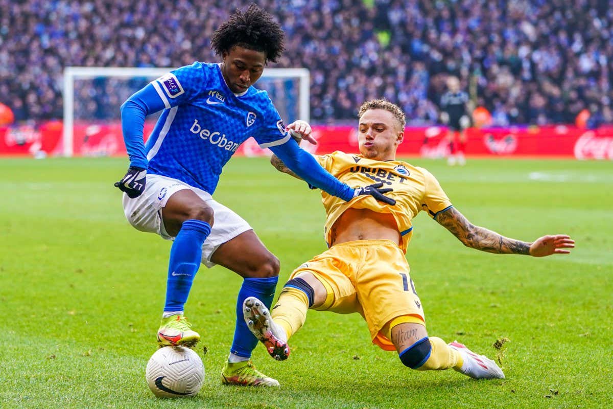 GENK, BELGIUM - NOVEMBER 28: Angelo Preciado of KRC Genk battles for the ball with Noa Lang of Club Brugge during the Jupiler Pro League match between KRC Genk and Club Brugge at Cegeka Arena on November 28, 2021 in Genk, Belgium (Photo by Joris Verwijst/BSR Agency/Getty Images)