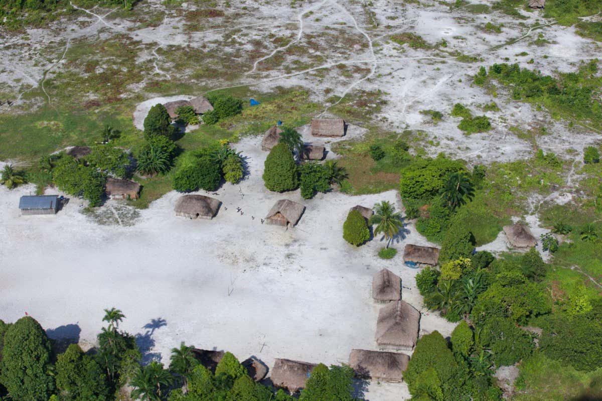 2EXXD38 March 3, 2021: The Brazilian Ministry of Health, with support from the Armed Forces, applies vaccines to indigenous people in the village of Iuarete, municipality of Sao Gabriel da Cachoeira, in the state of Amazonas, on Wednesday (3).The action immunized, against Covid19, about 350 indigenous people in the villages of Taracua Igarape and Santo Atanasio, which are in areas of difficult access in the Amazon Forest, on the border between Brazil and Colombia. Credit: Paulo Lopes/ZUMA Wire/Alamy Live News