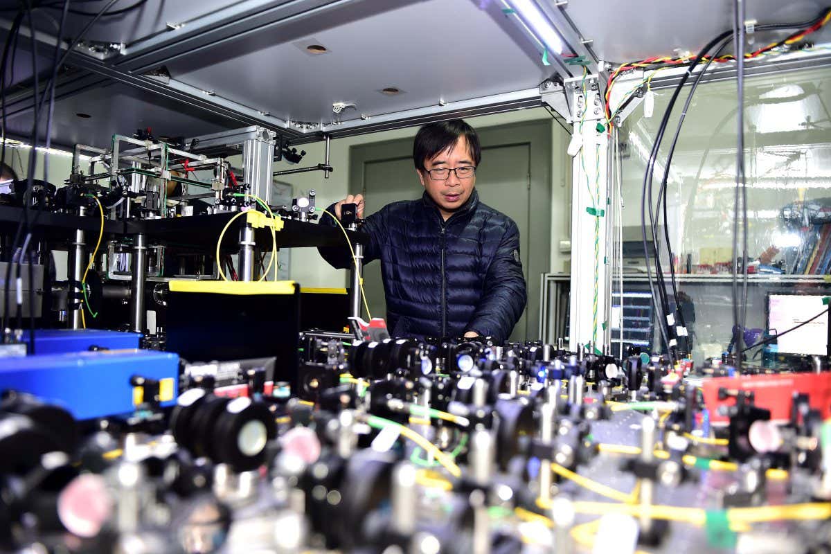 KR64CT (171219) -- BEIJING, Dec. 19, 2017 (Xinhua) -- Photo taken on Feb. 25, 2016 shows Pan Jianwei at a lab in the University of Science and Technology of China in Hefei, capital of east China's Anhui Province. For his role in pushing forward the development of quantum communications, Chinese physicist Pan Jianwei has been included in Nature's 10, the annual list of 10 people who mattered in science in 2017, which was released online Dec. 18, 2017 by the prestigious British journal 
