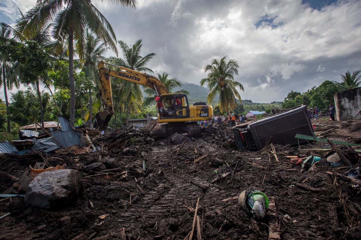 An excavator search for a body at an area affected by landslides triggered by tropical cyclone Seroja in East Flores, East Nusa Tenggara province, Indonesia April 8, 2021, in this photo taken by Antara Foto/Aditya Pradana Putra/via Reuters. ATTENTION EDITORS - THIS IMAGE WAS PROVIDED BY THIRD PARTY. MANDATORY CREDIT. INDONESIA OUT. - RC2MRM9800KV