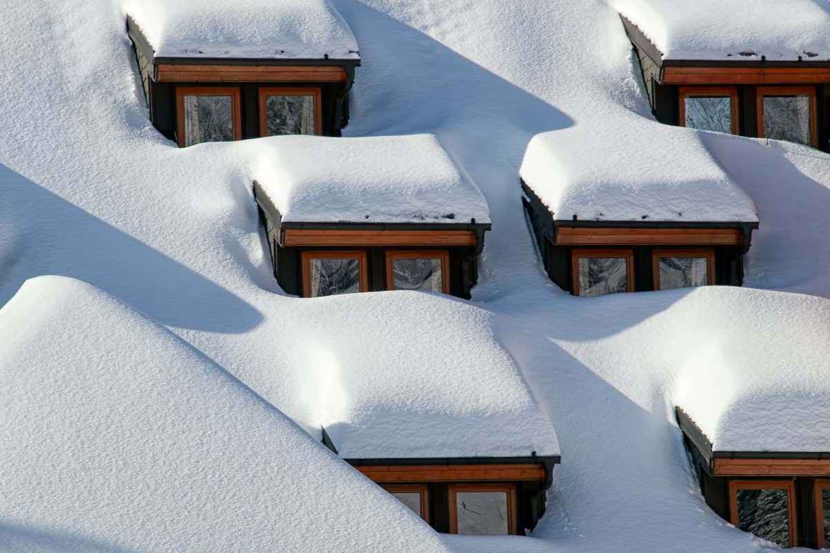 D413MM Roof windows under snow during winter.