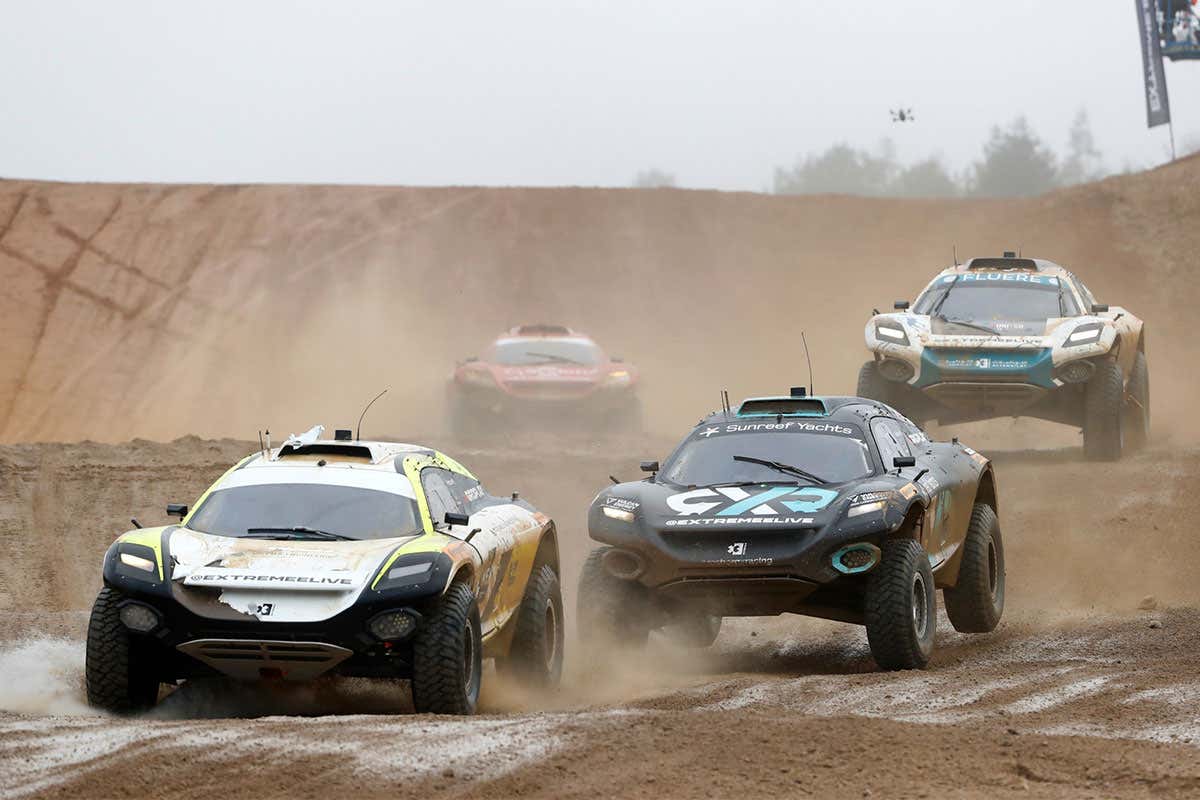 Mikaela Ahlin-Kottulinsky (SWE)/Kevin Hansen (SWE), JBXE Extreme-E Team, leads Molly Taylor (AUS)/Johan Kristoffersson (SWE), Rosberg X Racing, and Catie Munnings (GBR)/Timmy Hansen (SWE), Andretti United Extreme E