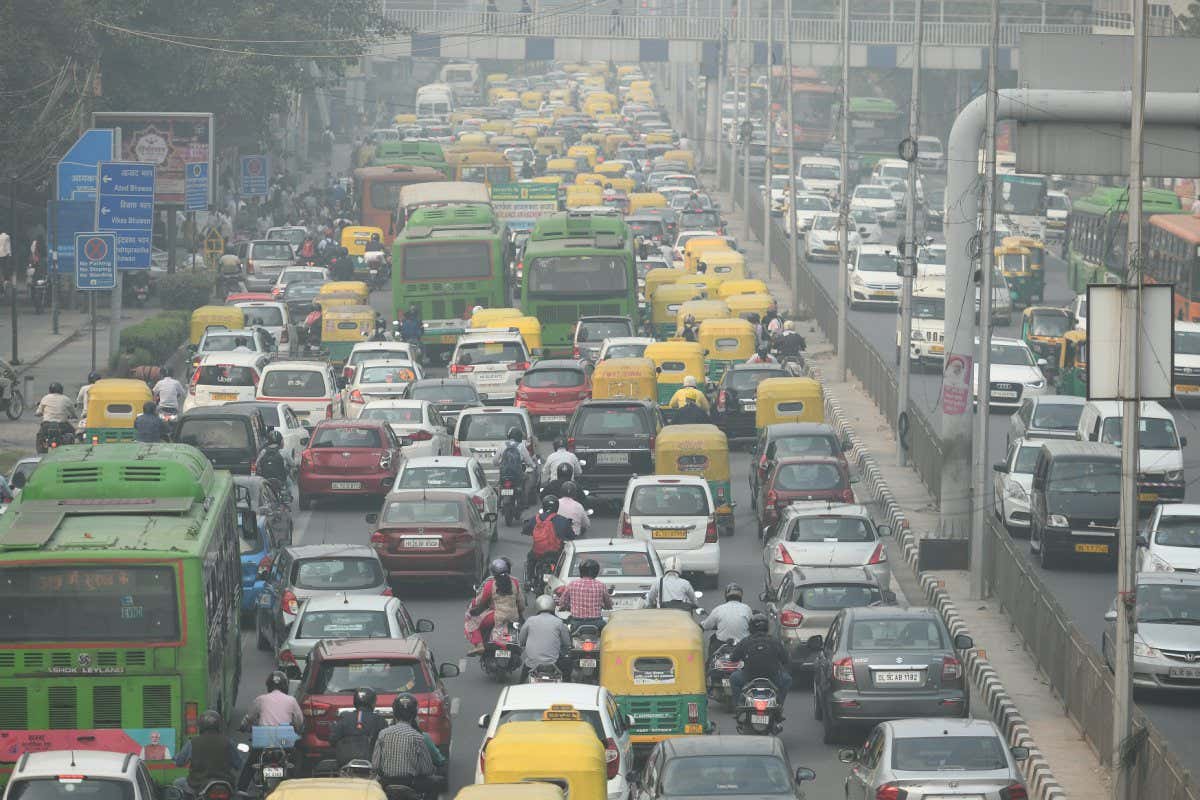 NEW DELHI, INDIA - NOVEMBER 4: A view of Vikas Marg ITO traffic junction on the first day of the Odd-Even traffic regulation scheme on November 4, 2019 in New Delhi, India. The third edition of the odd-even road space rationing drive saw fewer prosecutions on Monday compared to the first day of the previous arrangement in April, 2016. The Odd-Even scheme will be in force until November 15. It entails private vehicles with registration numbers ending with odd digits to be allowed on odd dates and those with even digits on even dates.(Photo by Raj K Raj/Hindustan Times)