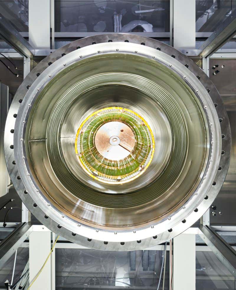 Bottom view into the lock system with the inner fiber barrel moved into the lock in preparation for the deployment into the liquid argon. (NB. No germanium detectors are mounted in this commissioning operation)
