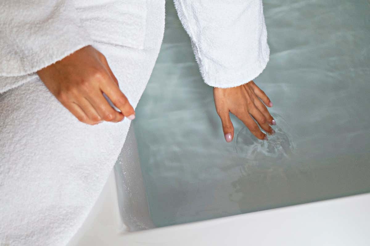 Why can’t I judge the temperature of bathwater with my left hand?