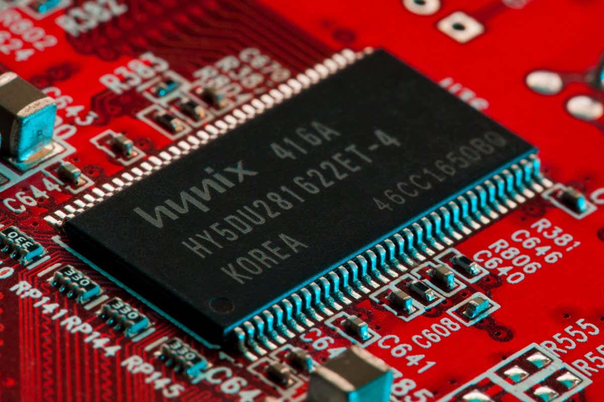 SK Hynix HY5DU281622ET CMOS DDR DRAM chip on circuit board