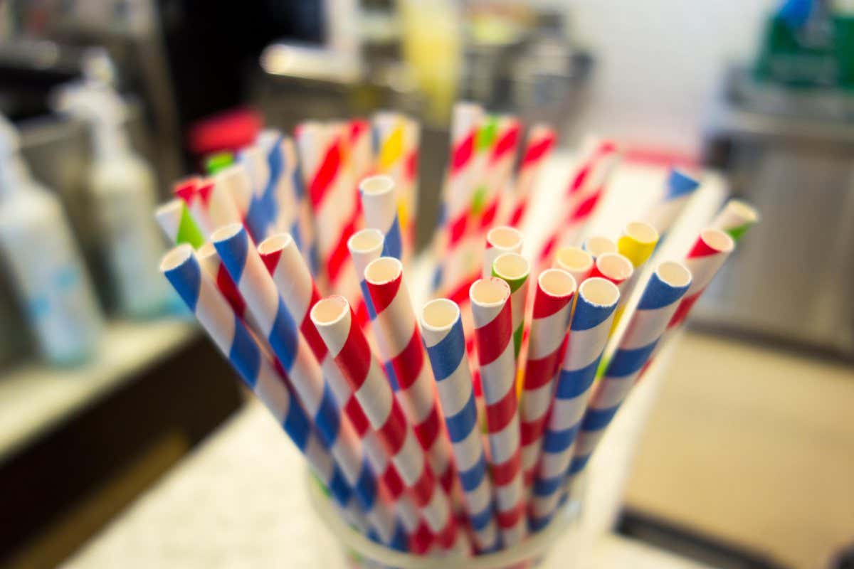 PWBMC4 Multi-coloured biodegradable and compostable paper straws in a cafe in London, UK
