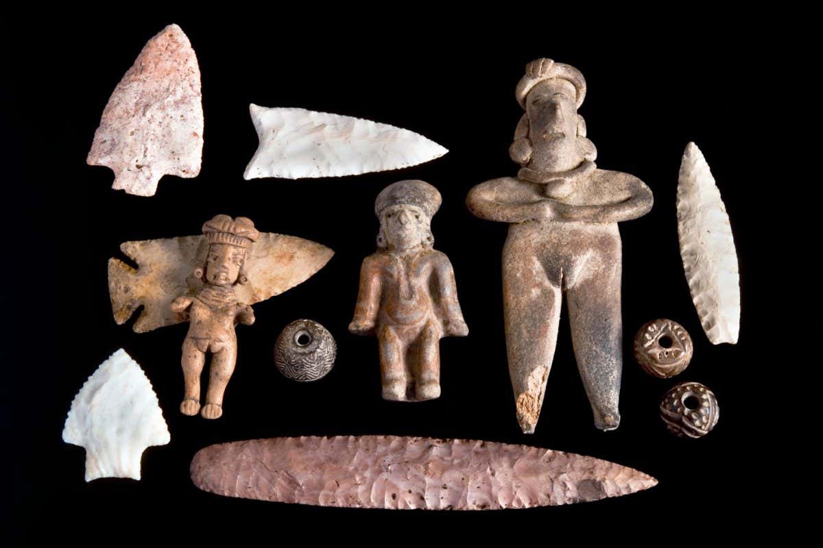 JB1Y4B Real Pre Columbian figures,spindle whorls and arrowheads.