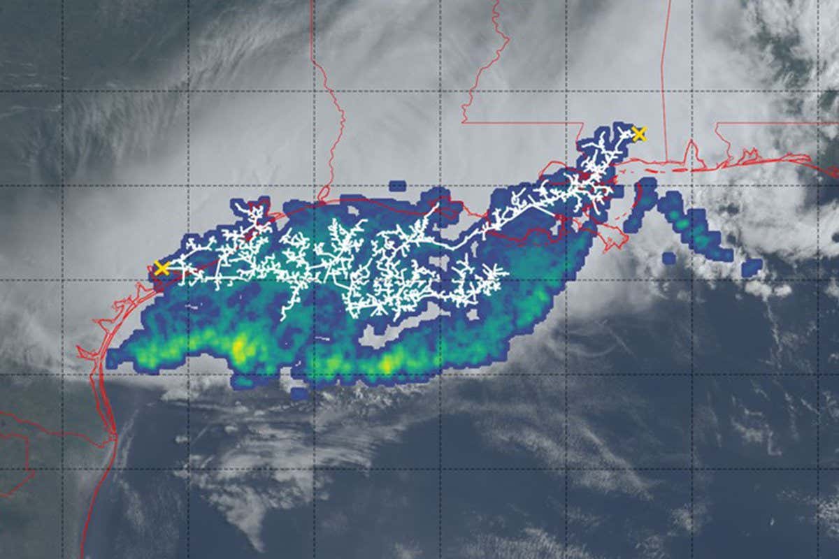 Satellite image of record extent of lightning flash over the southern United States on 29 April 2020 covered a horizontal distance of 768 ? 8 km (477.2 ? 5 mi). The horizontal structure (white line segments) and maximum extent (gold X symbols) of this megaflash are overlaid.
