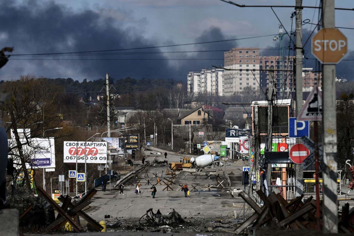 TOPSHOT - Residents evacuate the city of Irpin, north of Kyiv, on March 10, 2022. - Russian forces on March 10, 2022 rolled their armoured vehicles up to the northeastern edge of Kyiv, edging closer in their attempts to encircle the Ukrainian capital. Kyiv's northwest suburbs such as Irpin and Bucha have been enduring shellfire and bombardments for more than a week, prompting a mass evacuation effort. (Photo by Aris Messinis / AFP) (Photo by ARIS MESSINIS/AFP via Getty Images)