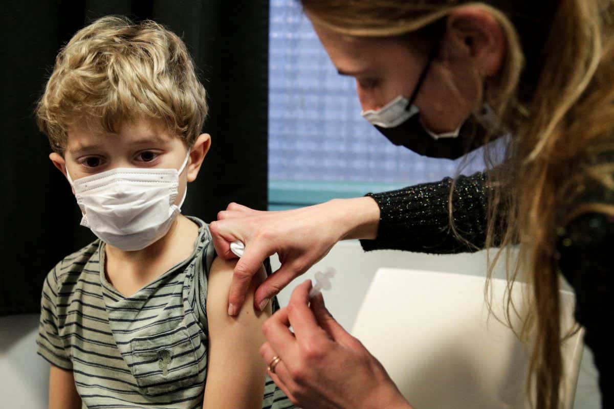 A child receives the Pfizer/BioNTech vaccine against covid-19 in Paris in December 2021