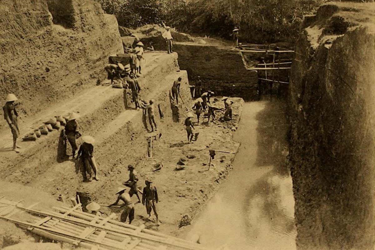 RCHDGR . Die Pithecanthropus-Schichten auf Java. Geologische und palaontologische Ergebnisse der Trinil-Expedition (1907 und 1908), ausgefuhrt mit Unterstutzung der Akademischen Jubilaumsstiftung der Stadt Berlin und der Koniglich bayerischen Akademi der Wissenschaften. Geology; Paleontology; Homo erectus. Sdenka-Trinu-Expedition. Tafel III.. Please note that these images are extracted from scanned page images that may have been digitally enhanced for readability - coloration and appearance of these illustrations may not perfectly resemble the original work.. Selenka, Lenore; Blanckenhorn, Max Ludwig