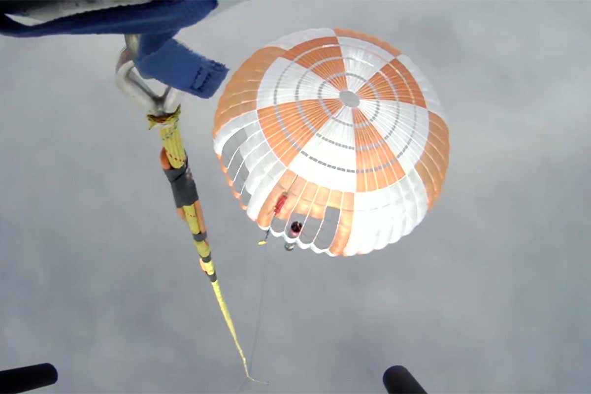 Rocket Lab catches a falling rocket with a helicopter