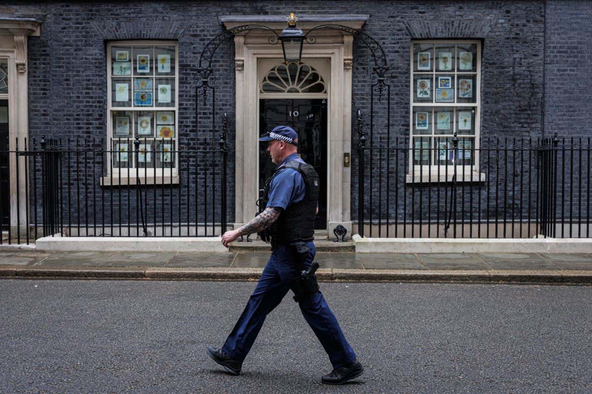LONDON, ENGLAND - APRIL 12: A police officer walks past 10 Downing Street on April 12, 2022 in London, England. (Photo by Rob Pinney/Getty Images)