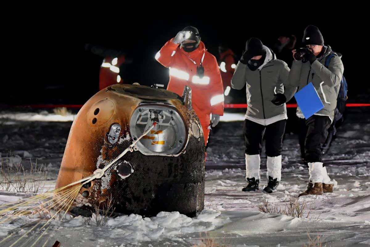 SIZIWANG BANNER, CHINA - DECEMBER 17: Staff members work at the landing site of the return capsule of Chang'e-5 probe, which is carrying soil and rocks from the moon, on December 17, 2020 in Siziwang Banner, Inner Mongolia Autonomous Region of China. (Photo by Ma Jianbing/VCG via Getty Images)