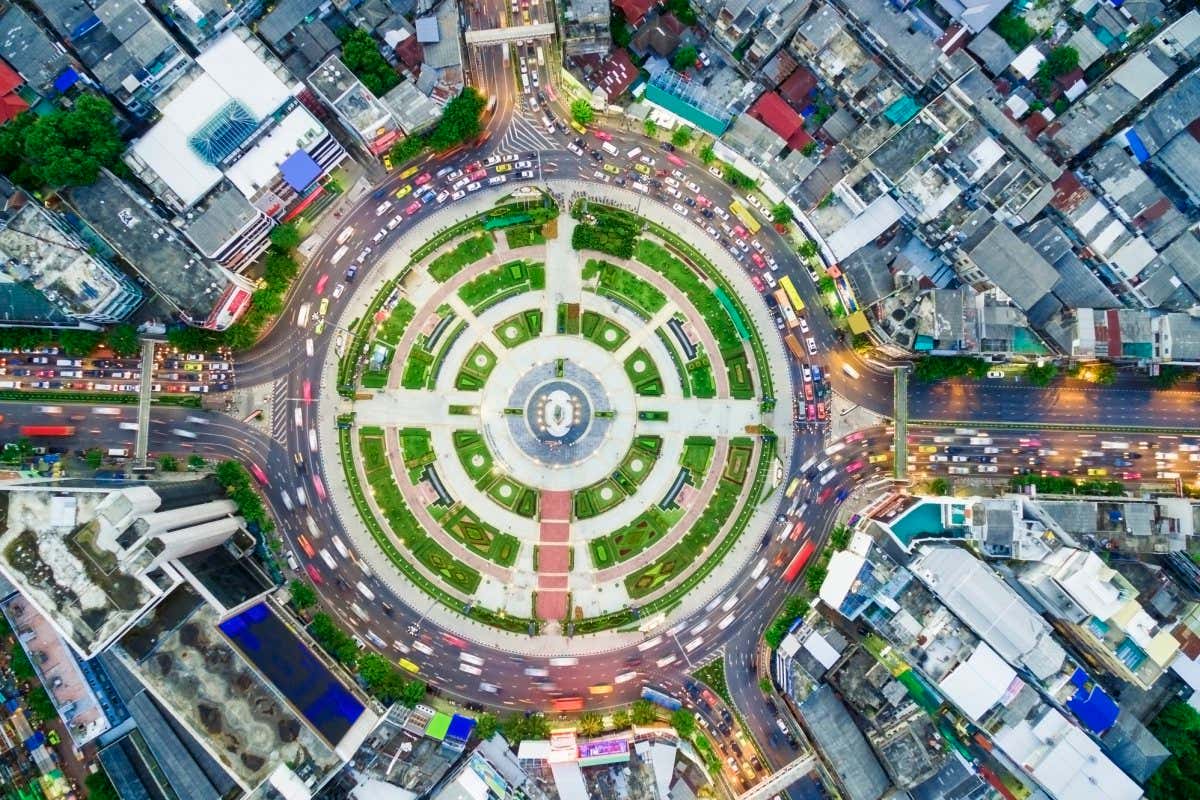 street roundabout large beautiful Downtown With plenty of driveway , Wongwian Yai , Bangkok , Thailand .