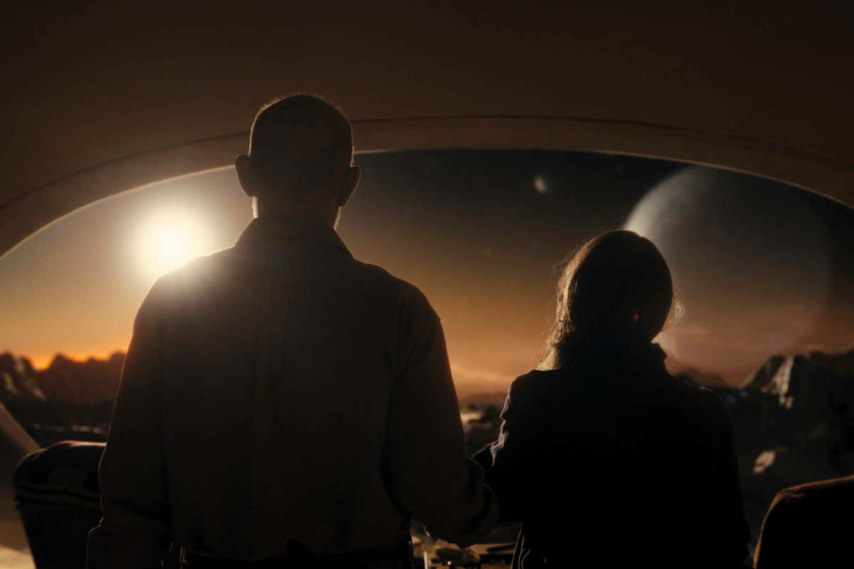 Spanning space and time, Night Sky follows Irene (Sissy Spacek) and Franklin York (J.K. Simmons), a couple who, years ago, discovered a chamber buried in their backyard which inexplicably leads to a strange, deserted planet.
