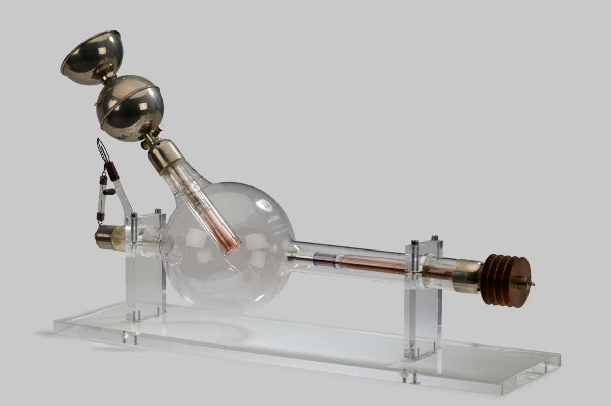 Boiling water type gas x-ray tube with osmosis vacuum regulator, for intensive therapy, invented by C. H. F. Muller, made by Cuthbert Andrews Limited, London, England, 1917-1919.