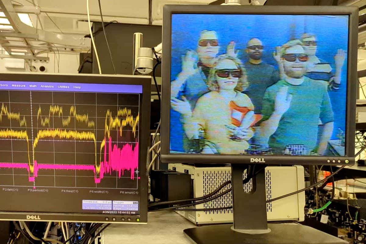 Super-sized atoms can be used as a receiver to stream live video