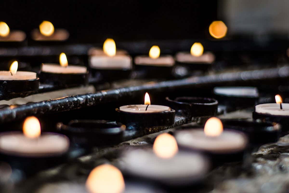 DPDYEE Candles lit by Churchgoers