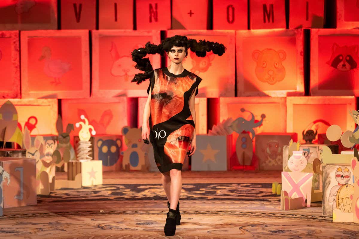 2B0TFDW Vin and Omi London Fashion Week Resist AW20. Clothing designed from recycled advertising vinyl fabric and weeds from Highgrove estate. Model