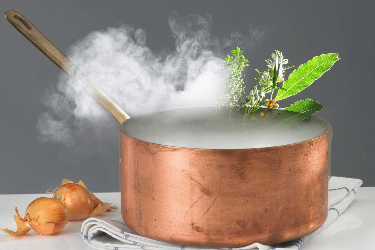 B43AH9 Copper saucepan with steam