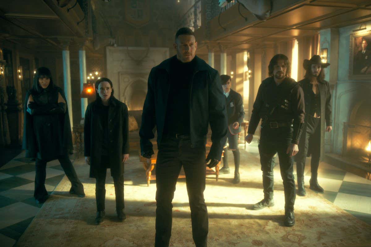 The Umbrella Academy. (L to R) Emmy Raver-Lampman as Allison Hargreeves, Elliot Page, Tom Hopper as Luther Hargreeves, Aidan Gallagher as Number Five, David Casta??eda as Diego Hargreeves, Robert Sheehan as Klaus Hargreeves in episode 301 of The Umbrella Academy. Cr. Courtesy of Netflix ?? 2022