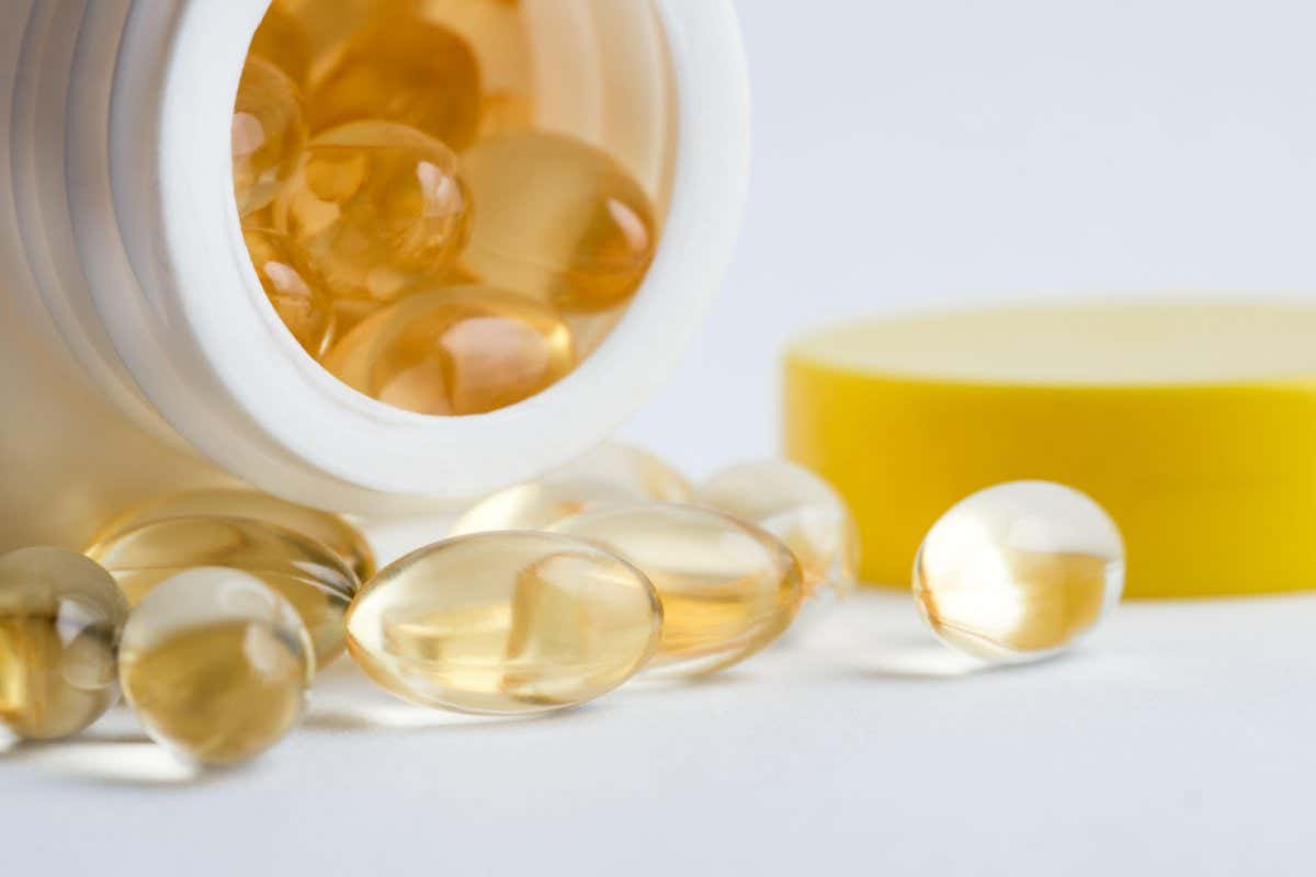 2E1NNC0 Vitamin E Softgels Spilled from a Bottle