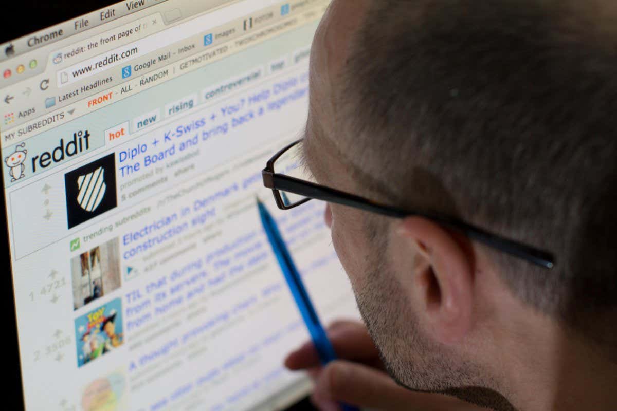 EJ6958 Male looking at the website of Reddit