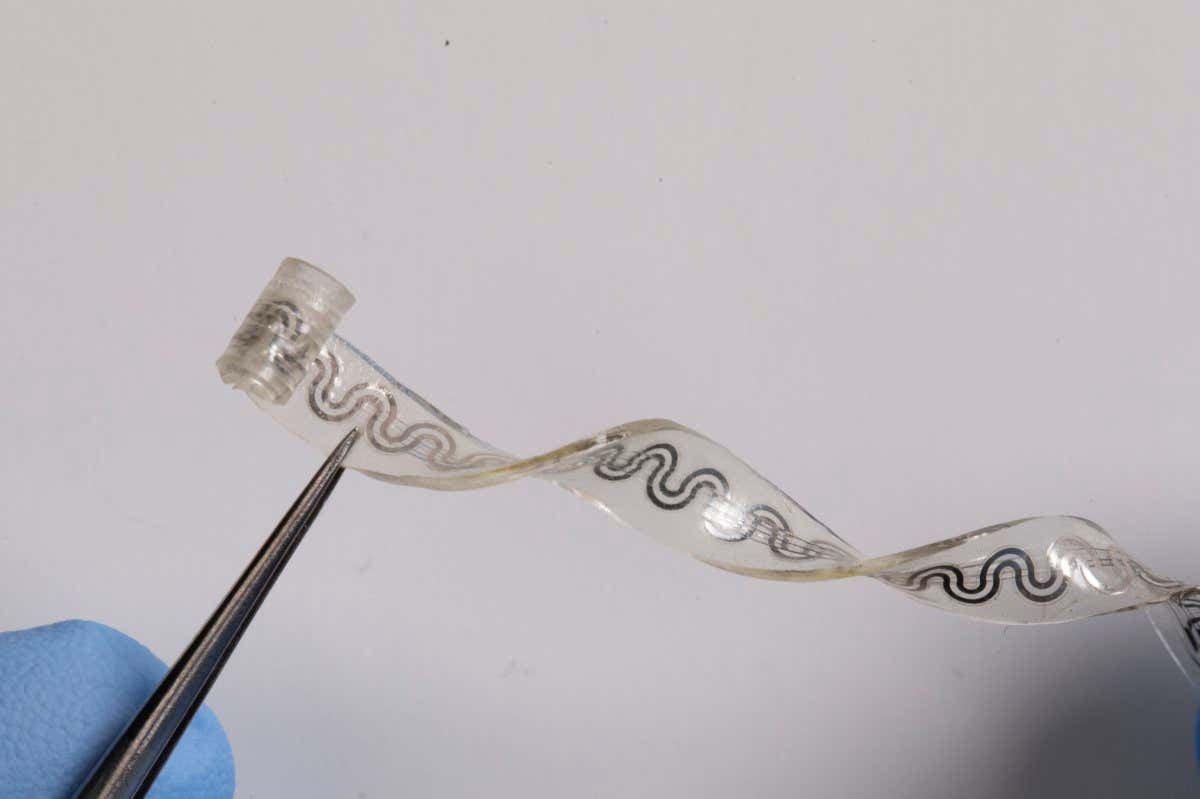 Dissolvable implant relieves pain. Hybrid microfluidic and electronic system for cooling and simultaneously measuring nerve temperature.