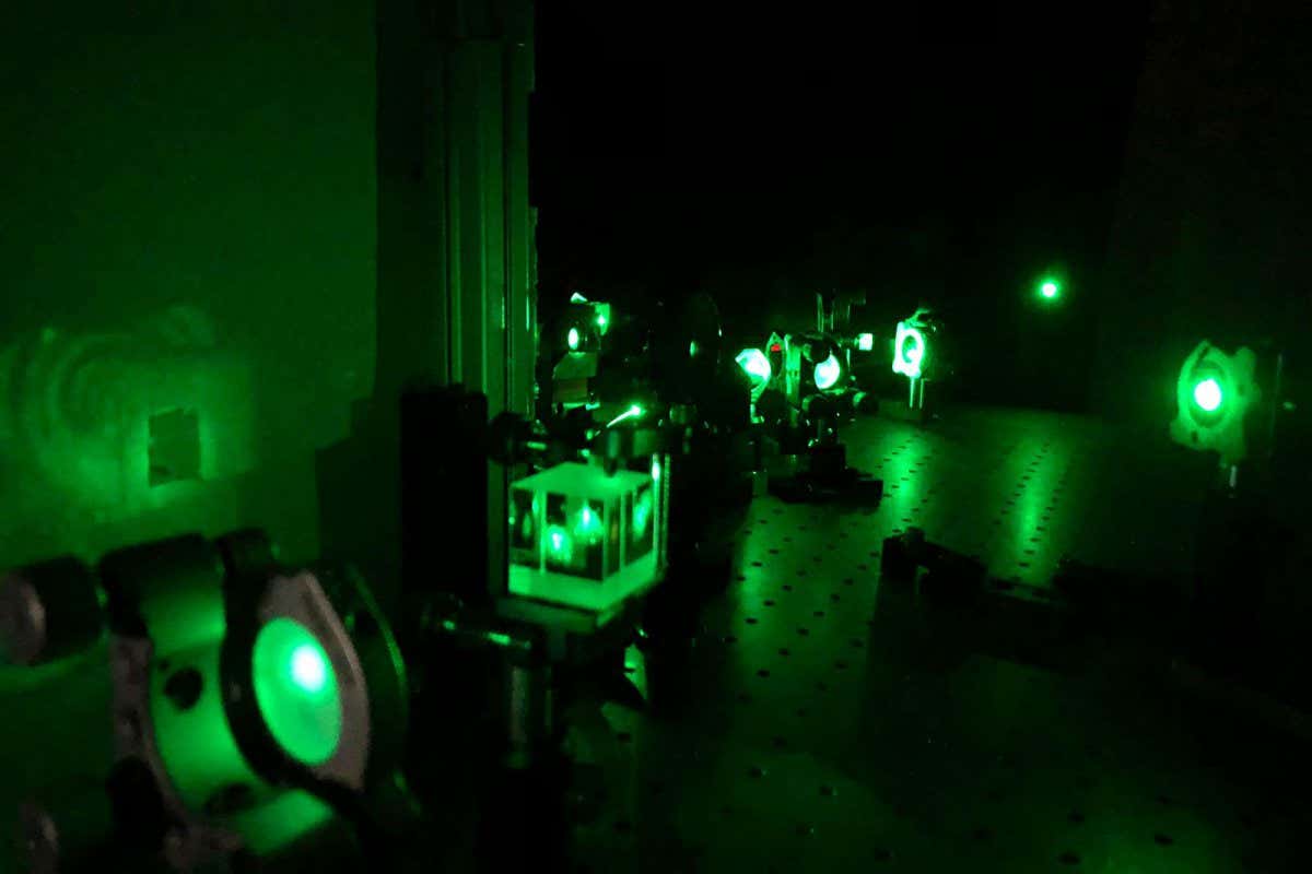 A photograph of the optical table on which a quantum computer, made from specially engineered diamonds, can very efficiently cool itself just by performing calculations.