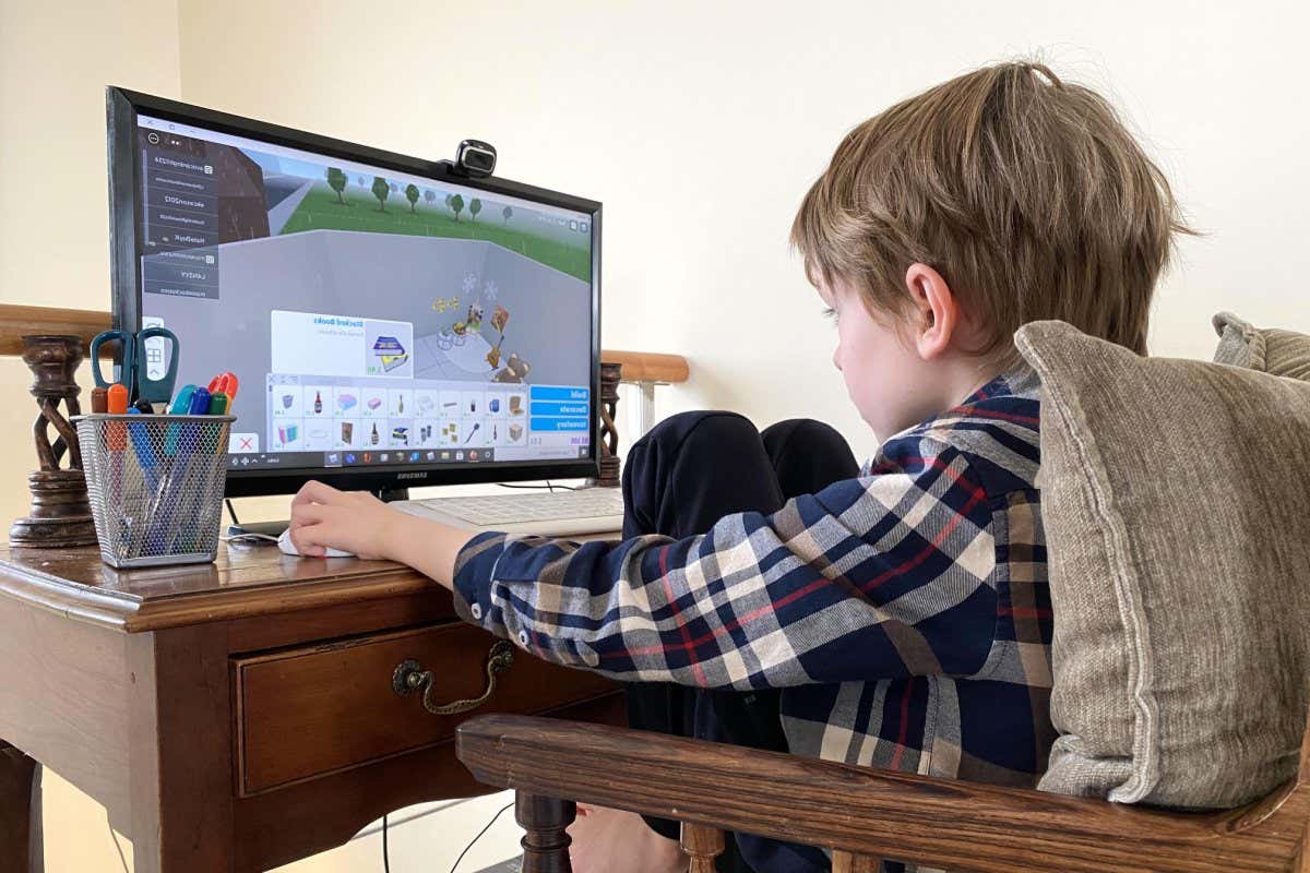 S3KB7T Child playing roblox on a home computer