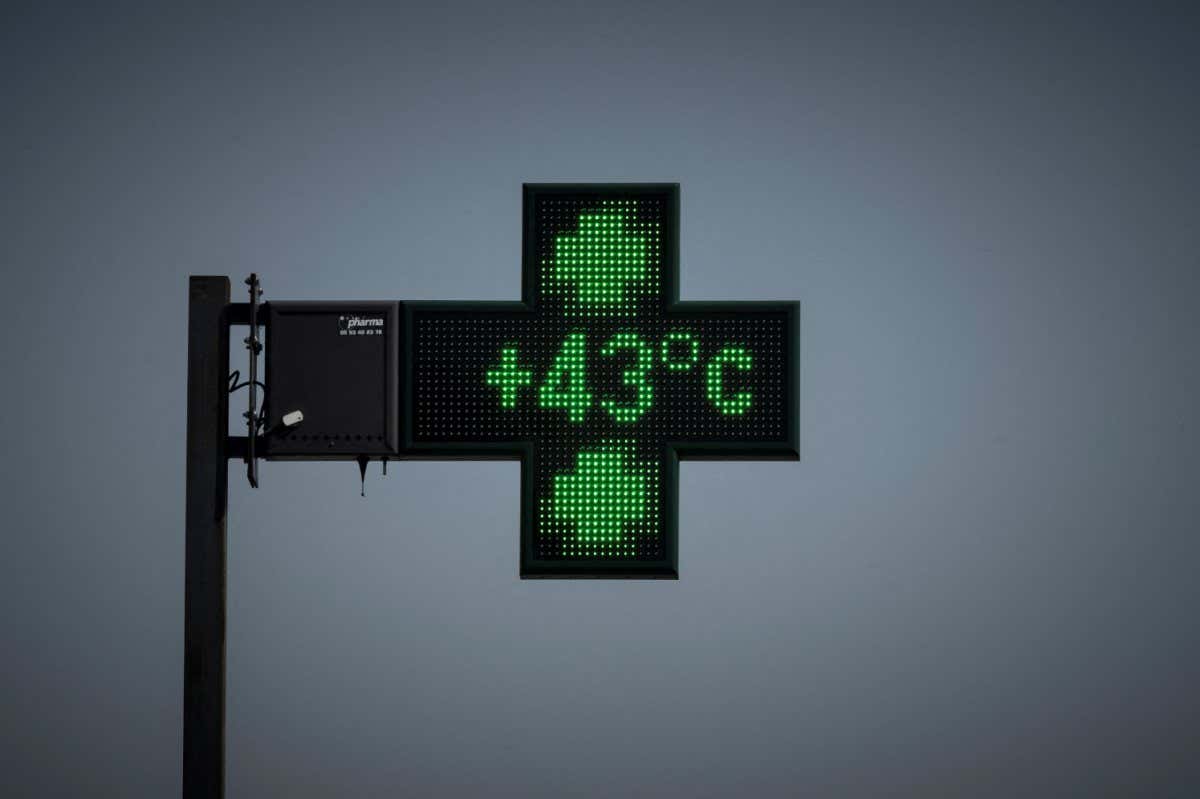 Sign showing temperature of 43°C.