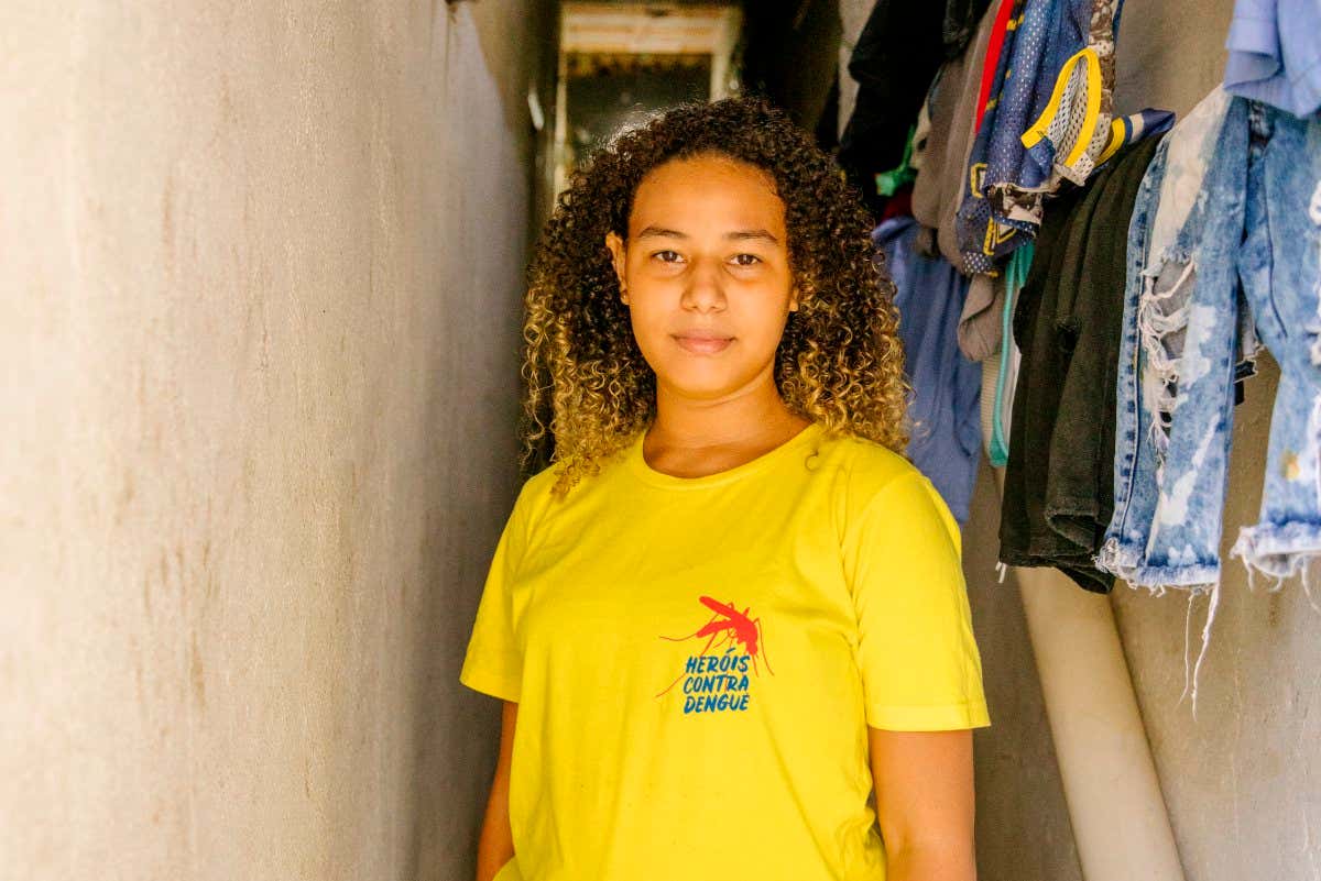 Vit?ria La?s de Souza Gomes, 15 years, resident of Mar?, at the entrance of her flat, dressed with her yellow t-shirt ?Her?is Contra Dengue? - in English: heroes against dengue fever.