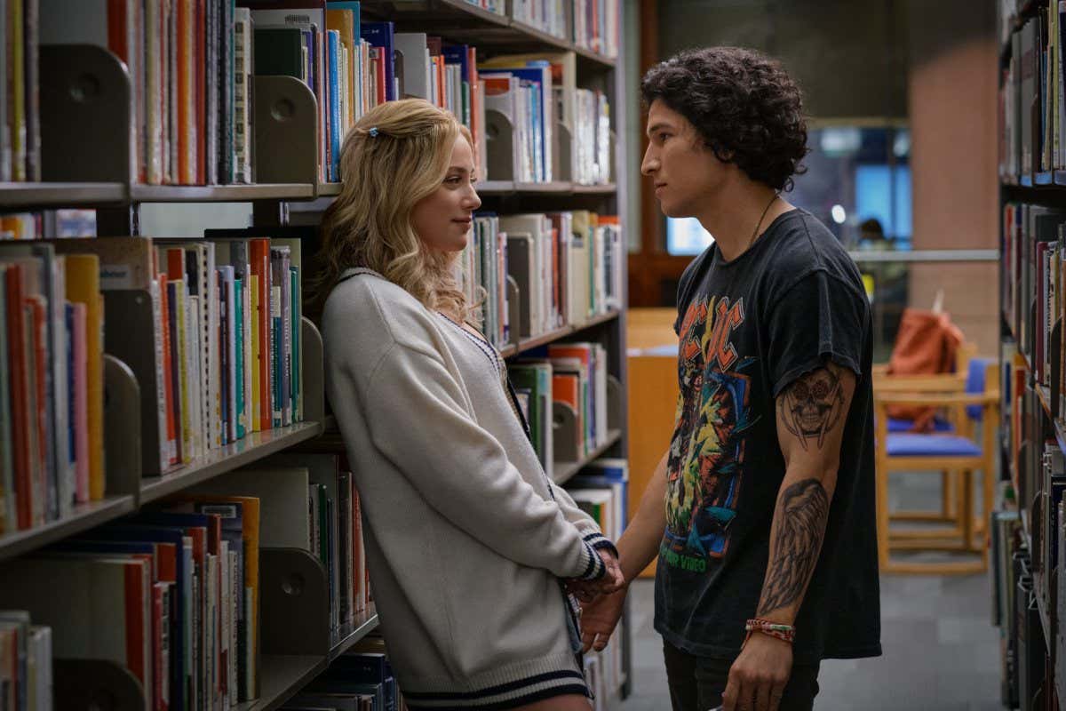 Look Both Ways. L to R: Lili Reinhart as Natalie and Danny Ramirez as Gabe. Cr. Felicia Graham/Netflix ?? 2022