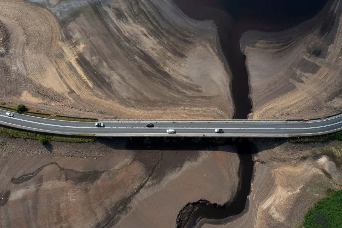2JHKK31 Manchester, UK. 19th July, 2022. Aerial photo taken on July 19, 2022 shows the partially empty Woodhead Reservoir near Manchester, Britain. A recent report by the European Commission's Joint Research Center showed that almost half of the European Union's (EU) territory and Britain are at risk of drought in July. Drought conditions and water scarcity are affecting energy production and reducing crop yield. Credit: Jon Super/Xinhua/Alamy Live News