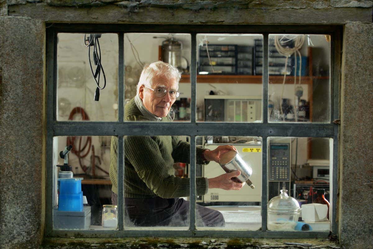 A4GTM3 Author, ecologist, inventor and scientist Professor James Lovelock in his laboratory at home on the Devon Cornwall border UK.. Image shot 2004. Exact date unknown.