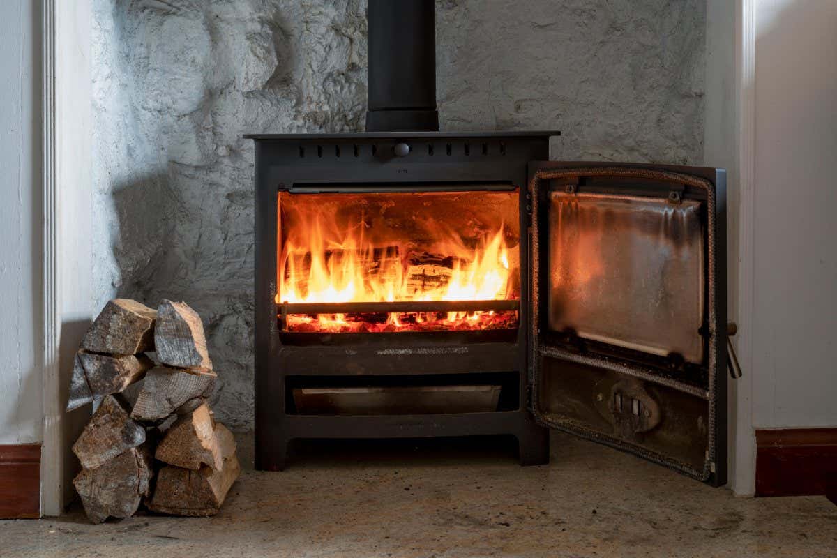 Wood burning in a wood-burning stove