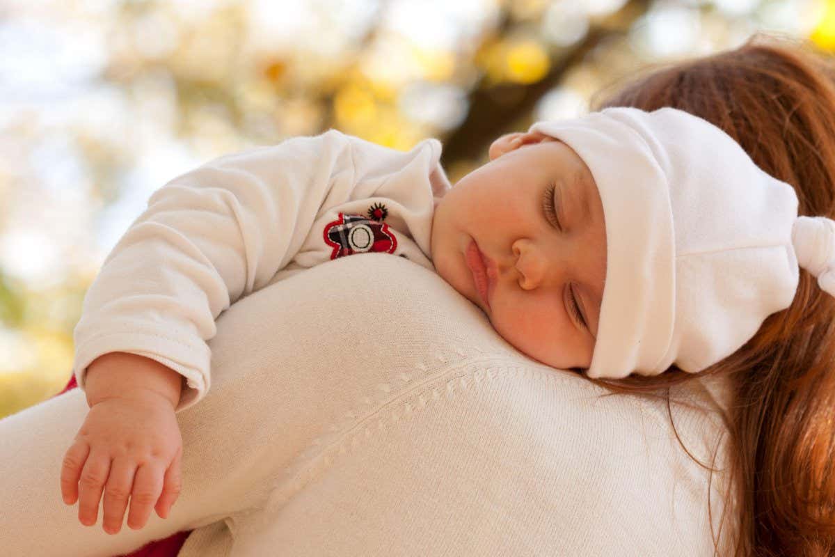 Walking with a crying baby is the faster way to encourage the infant to fall asleep