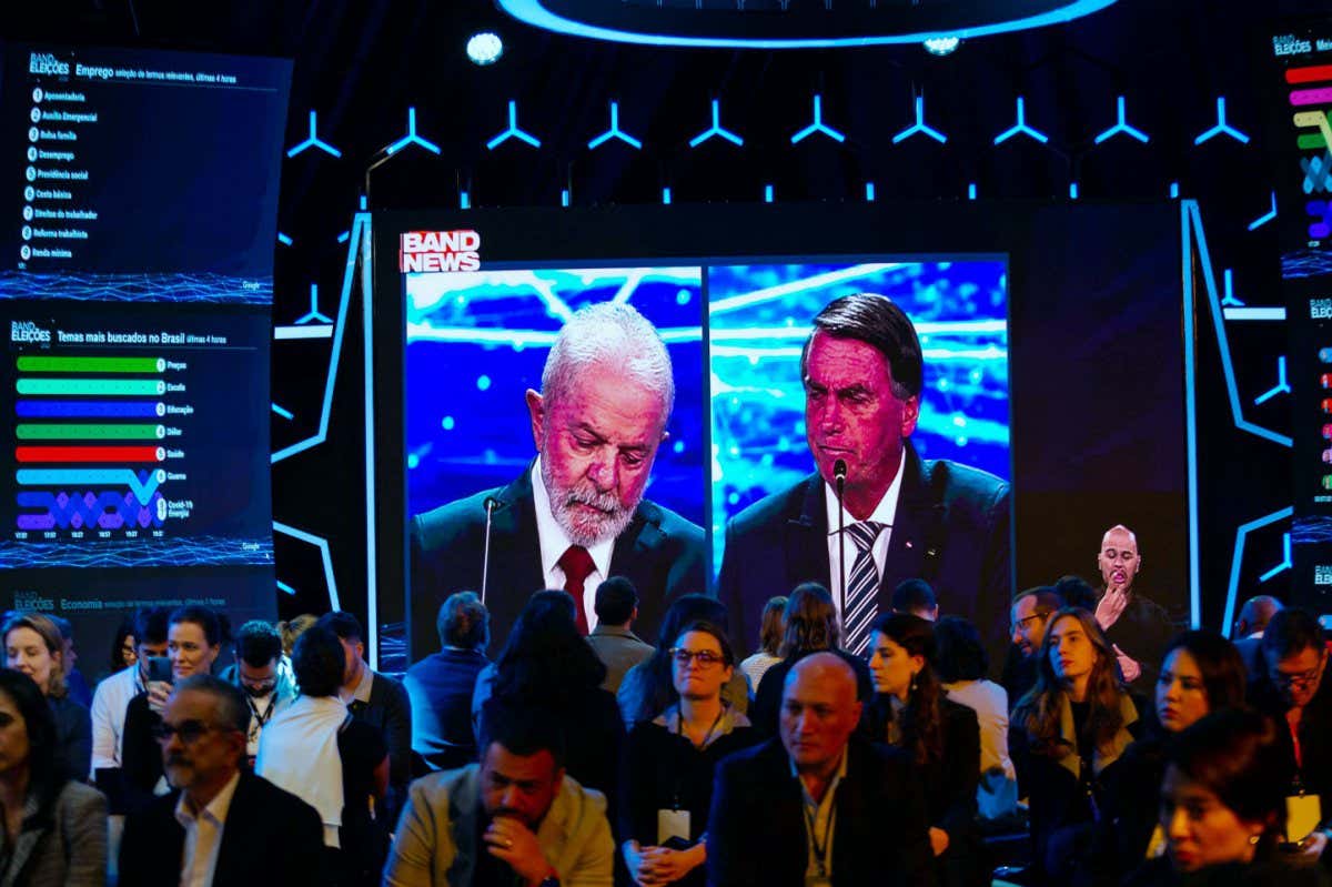 2JT9956 SAO PAULO, SP - 28.08.2022: DEBATE COM CANDIDATOS A PRESIDENTE NA BAND - People follow the presidential debate at the Band headquarters, with candidates Lula and Bolsonaro, this Sunday (28) in Sao Paulo, SP. (Photo: Bruno Fernandes/Fotoarena)