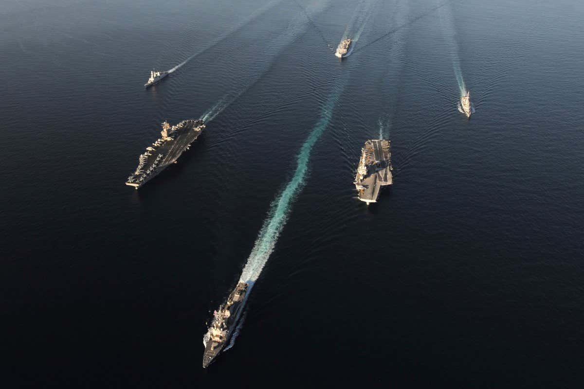 D9GGF5 Fleet of Navy ships transit the Arabian Sea.
