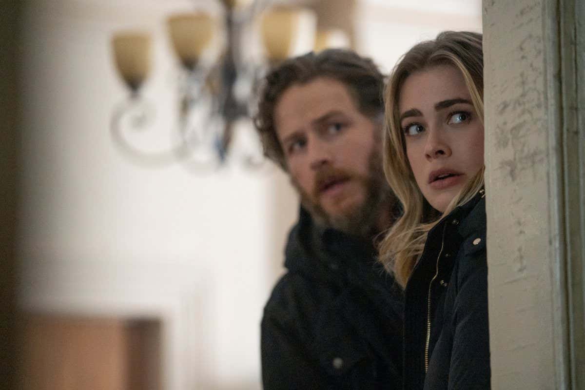 Manifest. (L to R) Josh Dallas as Ben Stone, Melissa Roxburgh as Michaela Stone in episode 405 of Manifest. Cr. Peter Kramer/Netflix ?? 2022